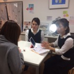 先輩について貰ってカウンセリング実習。真剣です(笑)