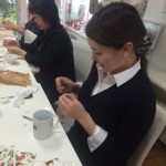 お客様と一緒にポーセラーツ体験。夢中になってしまいます。
